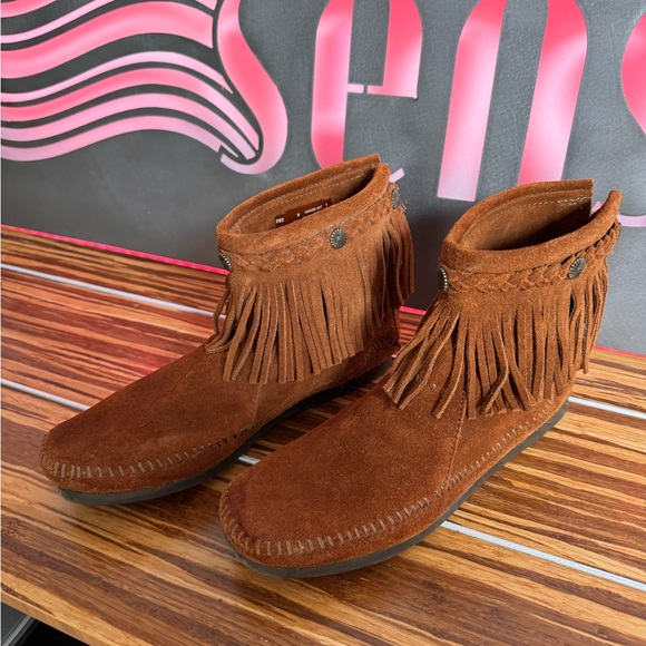 Minnetonka Ankle Moccasins Size 9 Womens Suede Leather Fringed Studs Zip Up Back - Picture 3 of 14